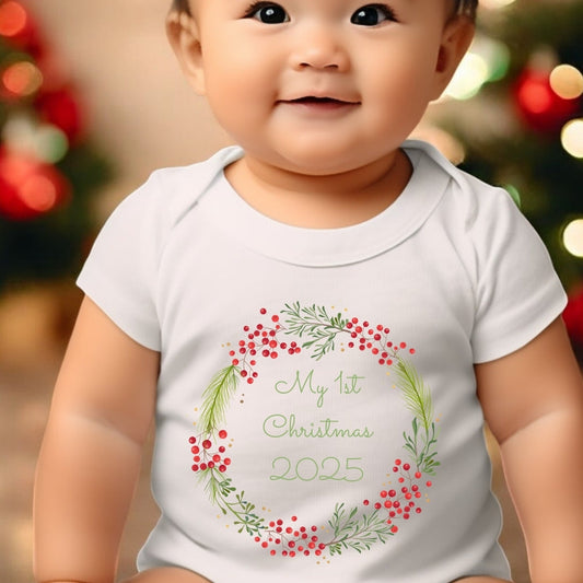 Personalisierbares Baby-Outfit zum ersten Weihnachten – Beerenkranz-Design