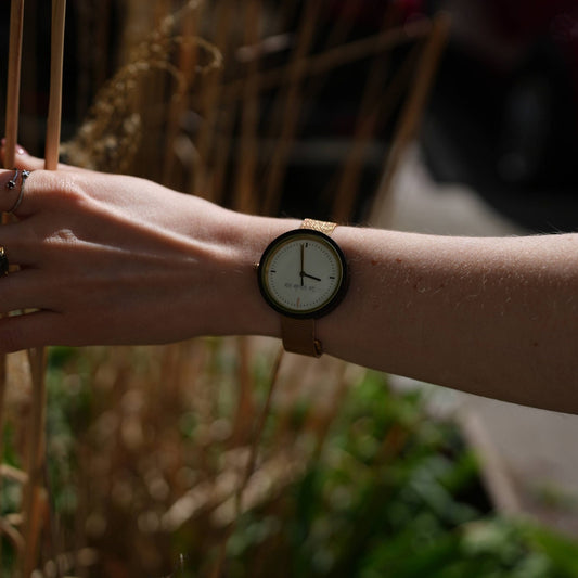 Lumin – Minimalistische runde Uhr aus karbonisiertem Bambus